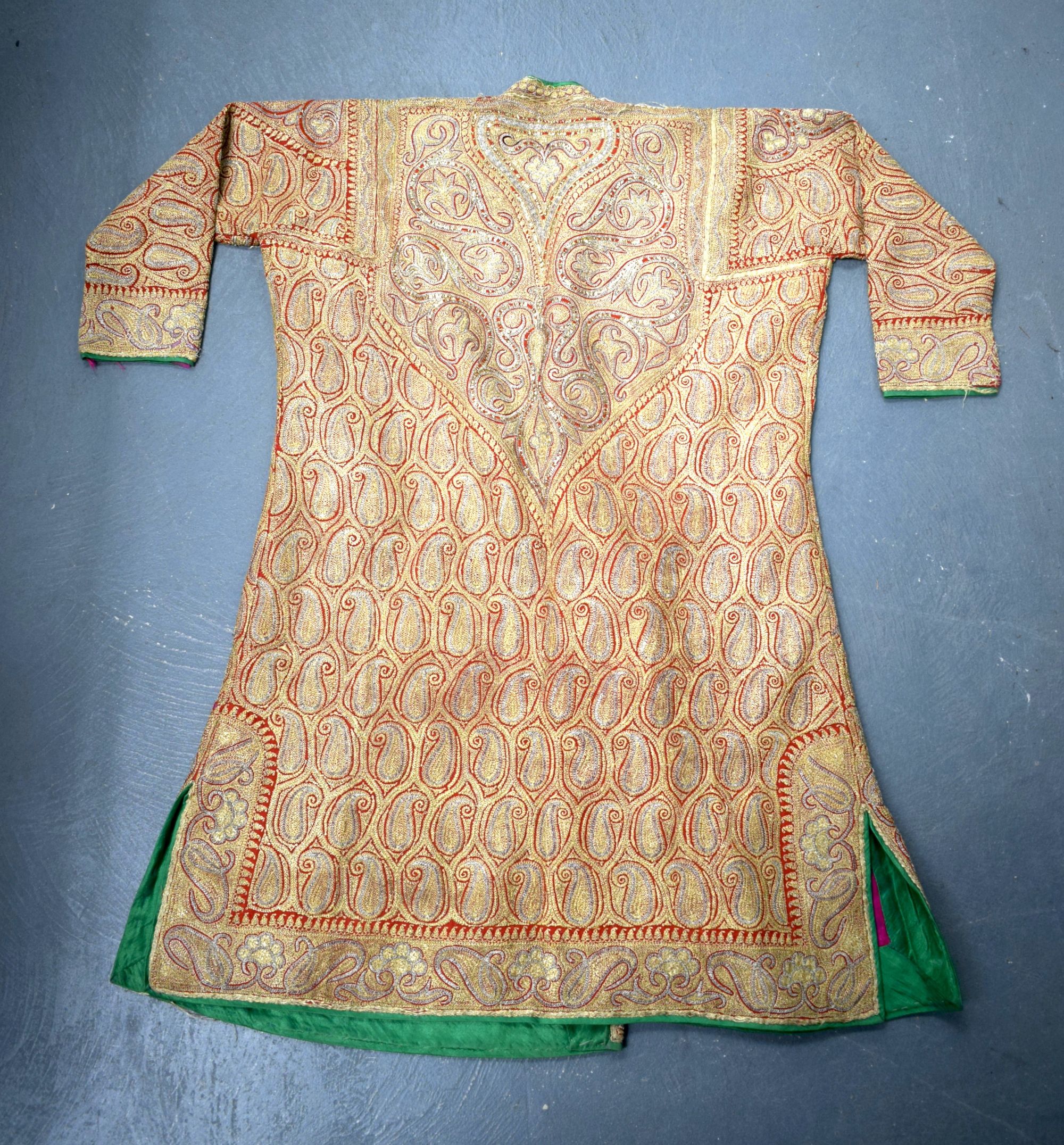 AN EARLY 20TH CENTURY INDIAN EMBROIDERED GOLD SILK JACKET decorated with foliage. 100 cm x 125 cm. - Bild 7 aus 8