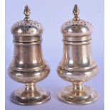 A PAIR OF VICTORIAN SILVER CONDIMENTS. London 1899. 105 grams. 7 cm high.