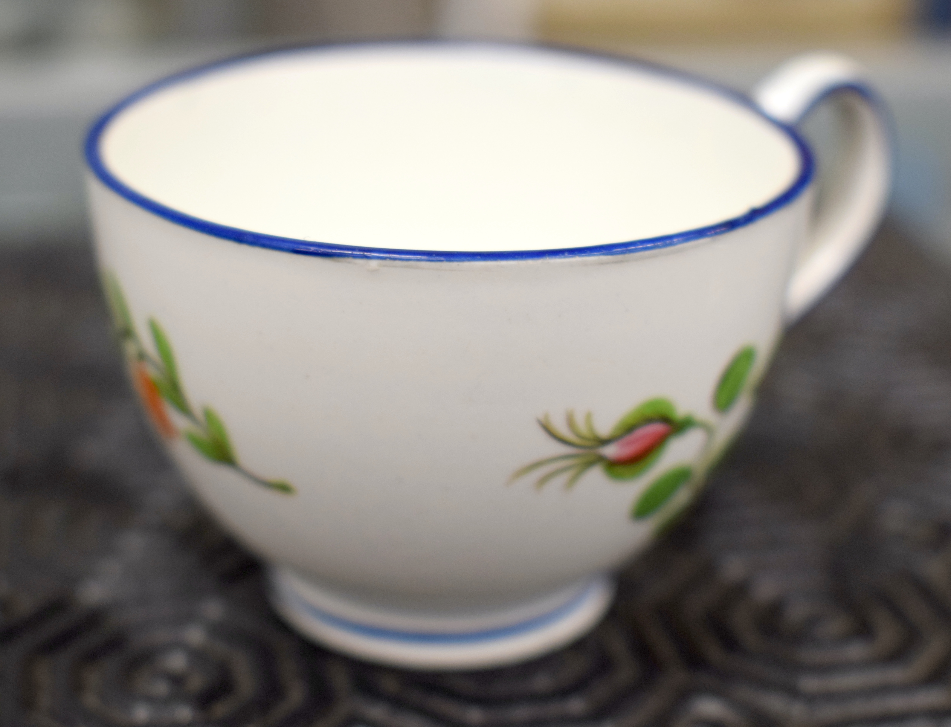 THREE LATE 18TH CENTURY CAUGHLEY BLUE AND WHITE CUPS, with a Caughley Fenced Garden Pattern Saucer - Image 5 of 12