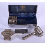 A LOVELY WILKINSONS SWORD DAYS OF THE WEEK RAZOR SHAVING SET. Box 12 cm x 5 cm.