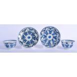 A PAIR OF LATE 17TH CENTURY CHINESE BLUE AND WHITE TEABOWLS AND SAUCERS Kangxi, painted with floral