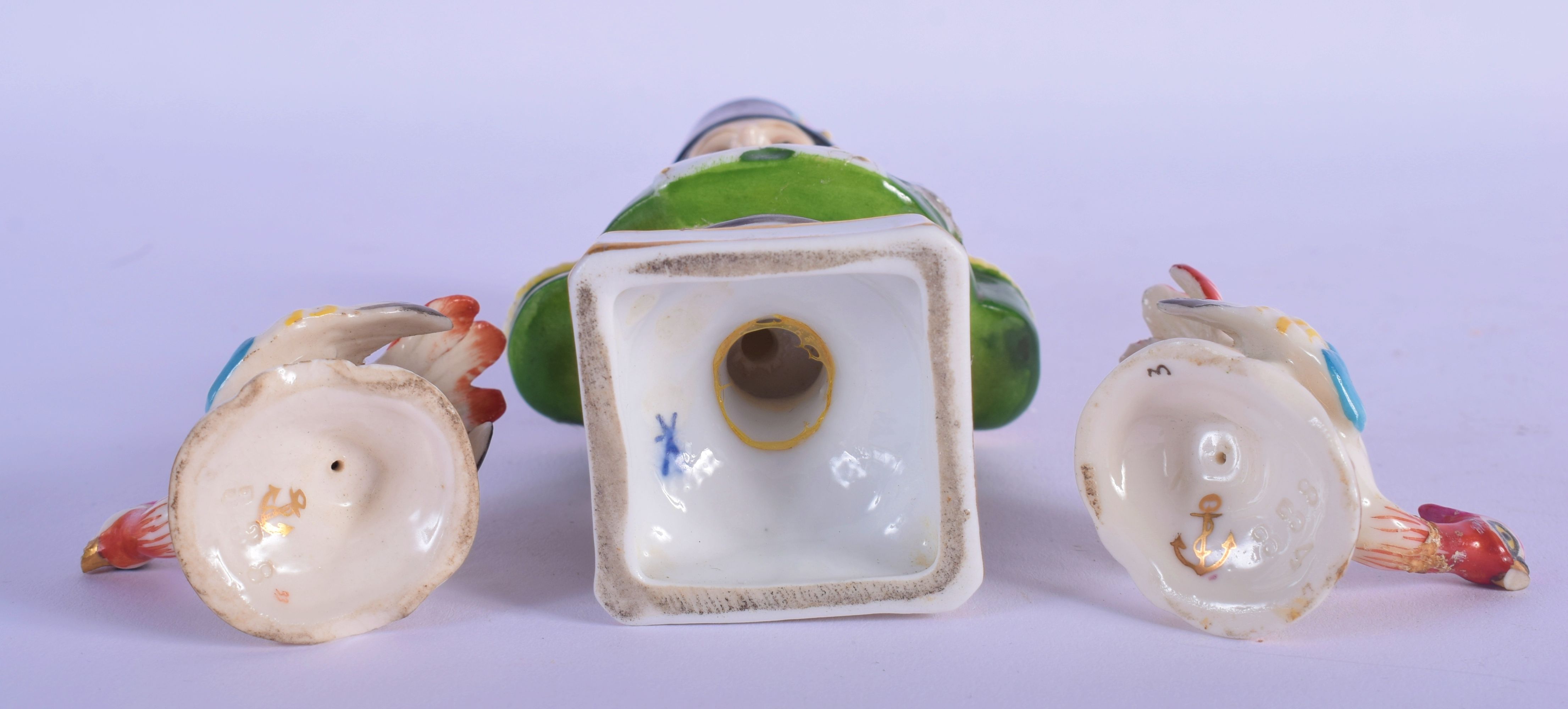 A PAIR OF 19TH CENTURY FRENCH SAMSONS OF PARIS PORCELAIN BIRDS together with a bust of Nelson. 12.5 - Image 3 of 3