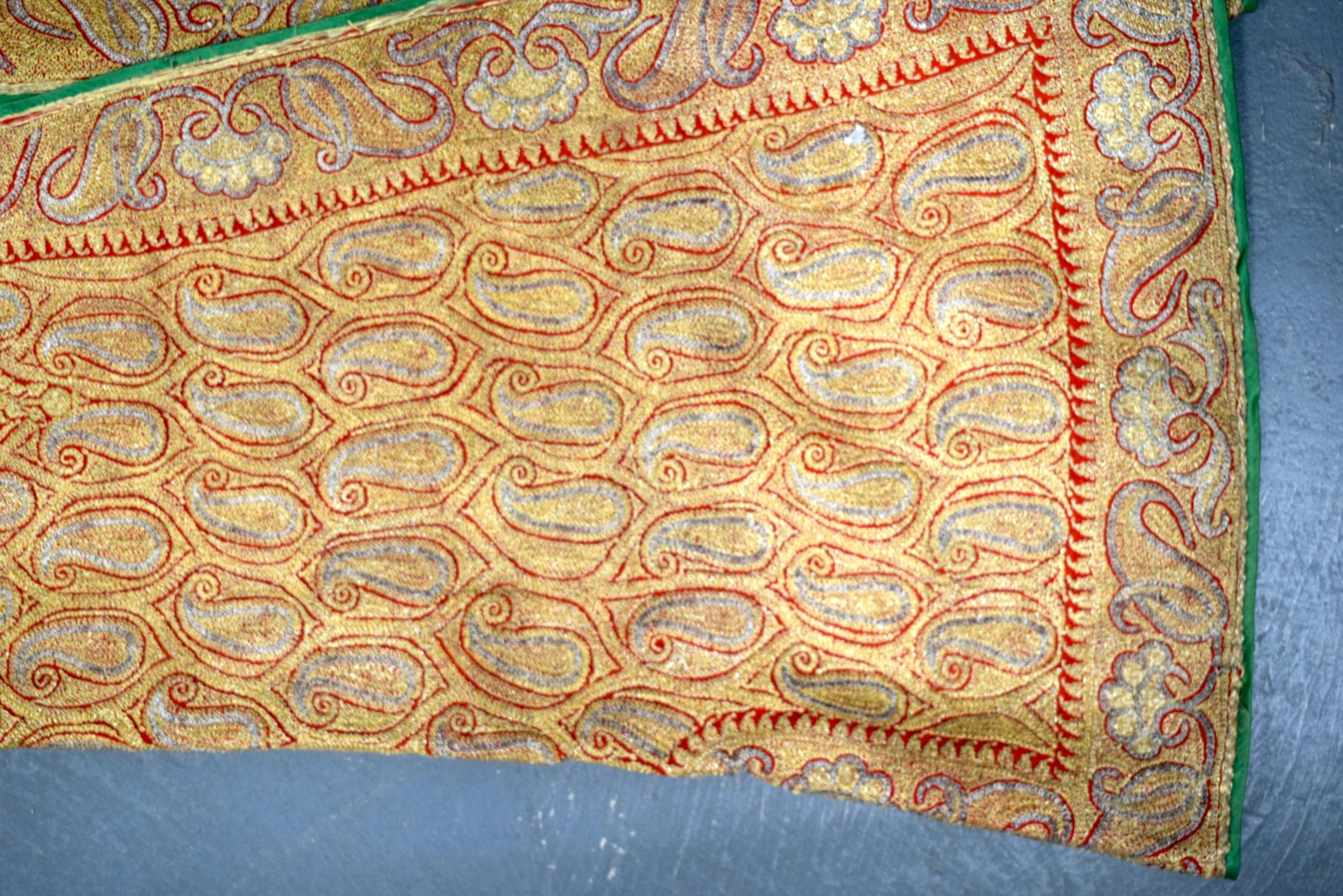 AN EARLY 20TH CENTURY INDIAN EMBROIDERED GOLD SILK JACKET decorated with foliage. 100 cm x 125 cm. - Bild 5 aus 8