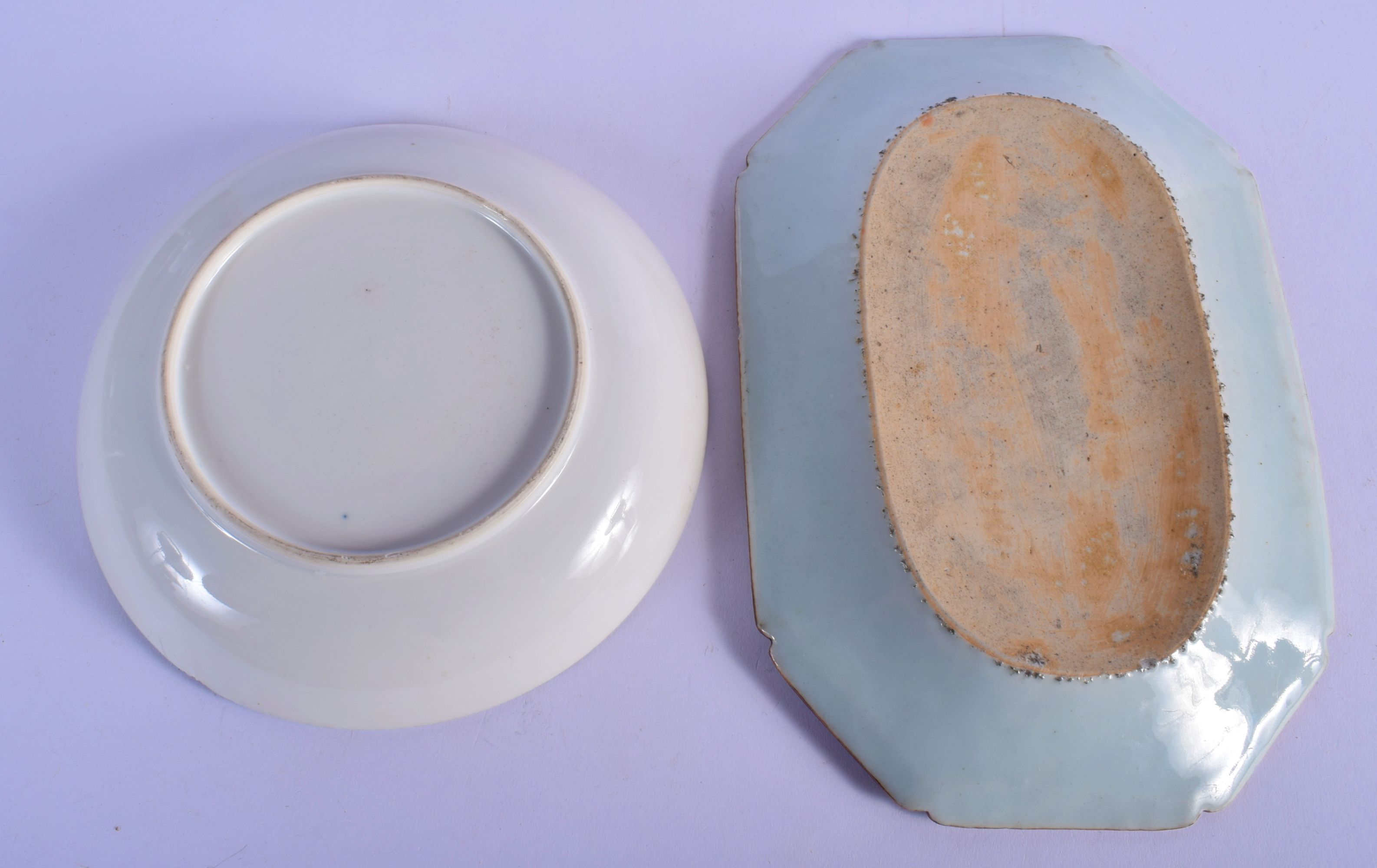 AN 18TH CENTURY CHINESE EXPORT RECTANGULAR PORCELAIN DISH Qianlong, together with another similar di - Image 2 of 2