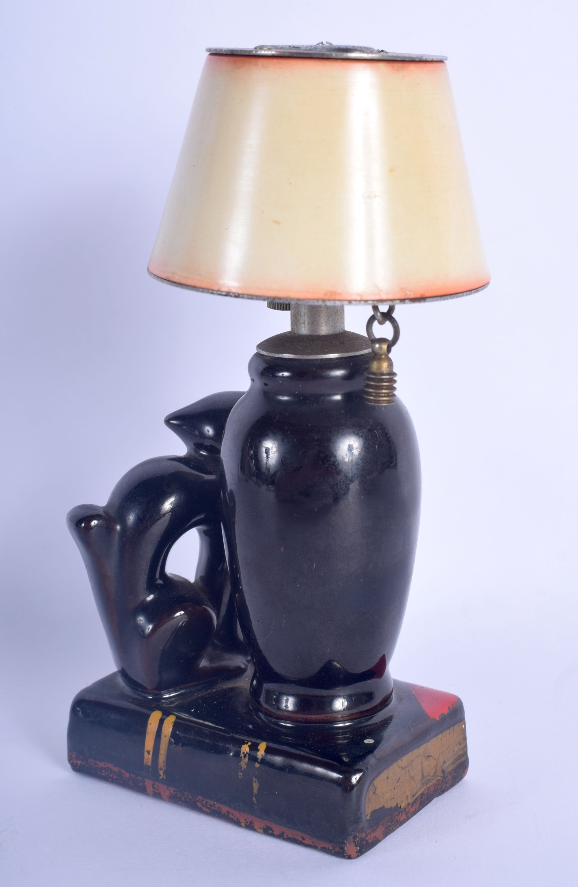 A RARE VINTAGE EVANUS POTTERY CAT TABLE LIGHTER modelled beside a lamp. 14 cm x 7 cm. - Image 2 of 3