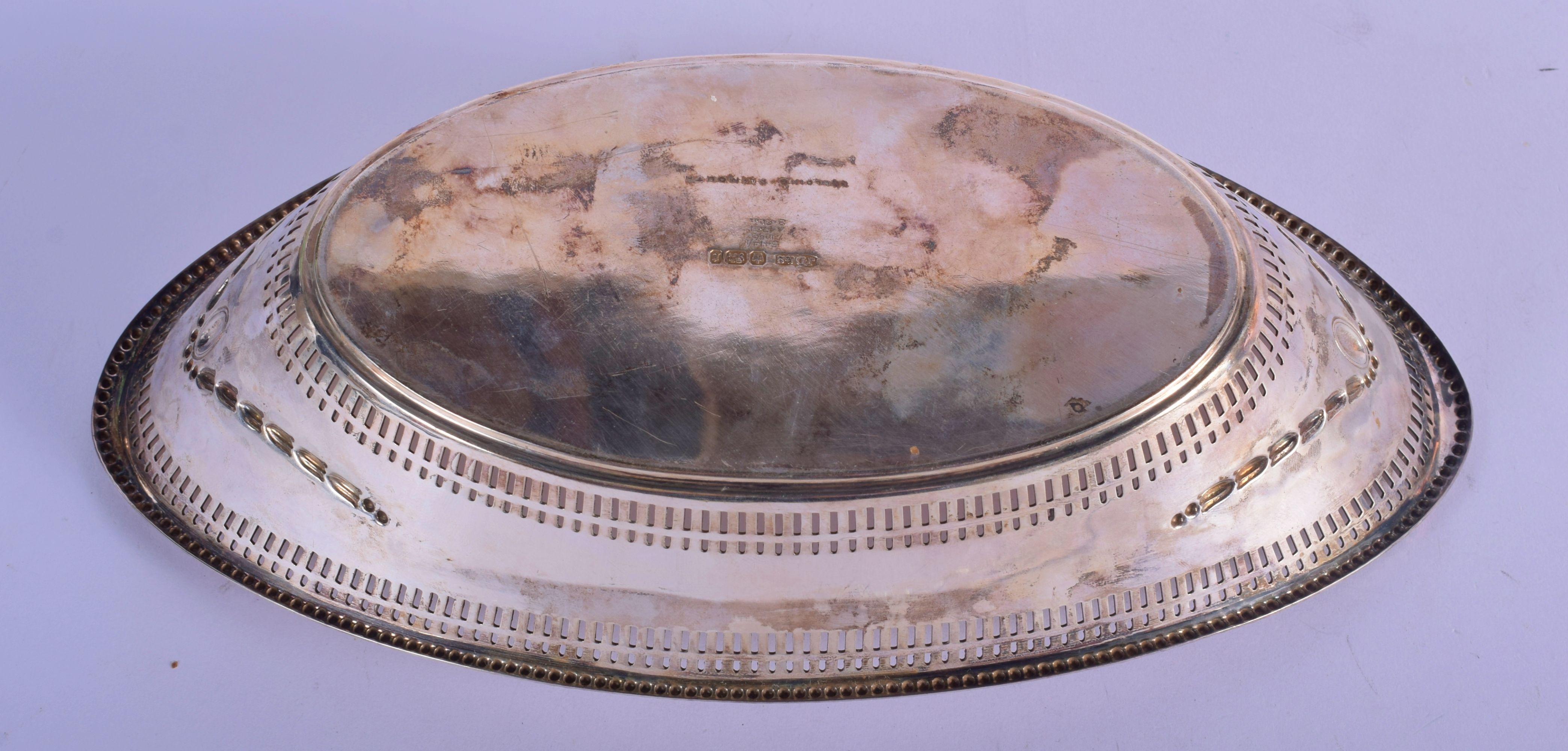 AN EDWARDIAN SILVER OVAL DISH. Sheffield 1909. 262 grams. 27 cm x 13 cm. - Image 4 of 5