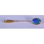 AN EDWARDIAN GOLD AND OPAL PIN. 4 grams. 6.5 cm long.