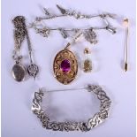 ASSORTED JEWELLERY ITEMS INCLUDING 2 NECKLACES, 2 BRACELETS, 2 PENDANTS AND A PIN. Weight 68g (7)