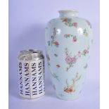AN EARLY 20TH CENTURY CHINESE FAMILLE ROSE PORCELAIN VASE Guangxu, beautfully painted with floral sp