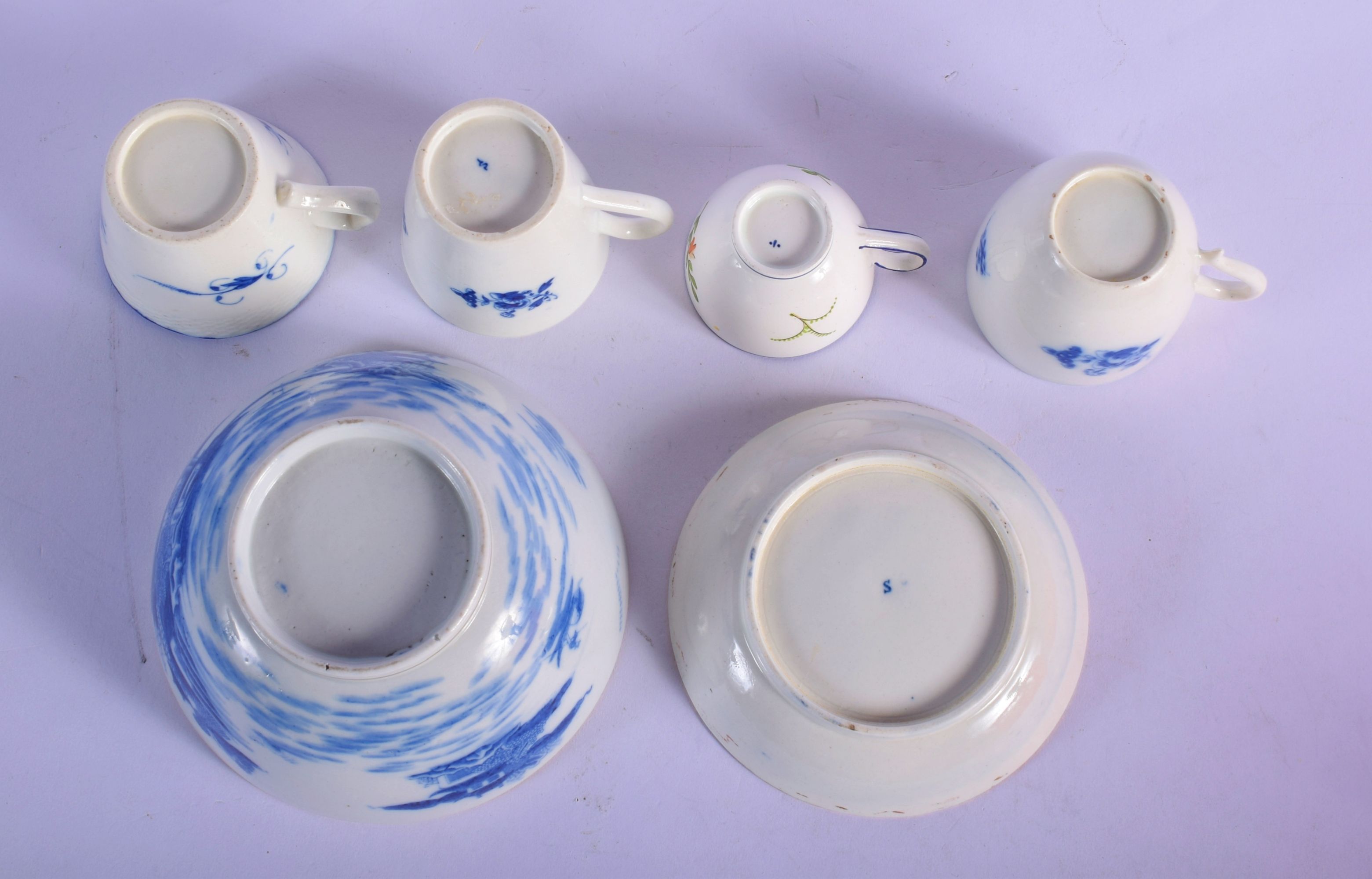 THREE LATE 18TH CENTURY CAUGHLEY BLUE AND WHITE CUPS, with a Caughley Fenced Garden Pattern Saucer - Image 10 of 12