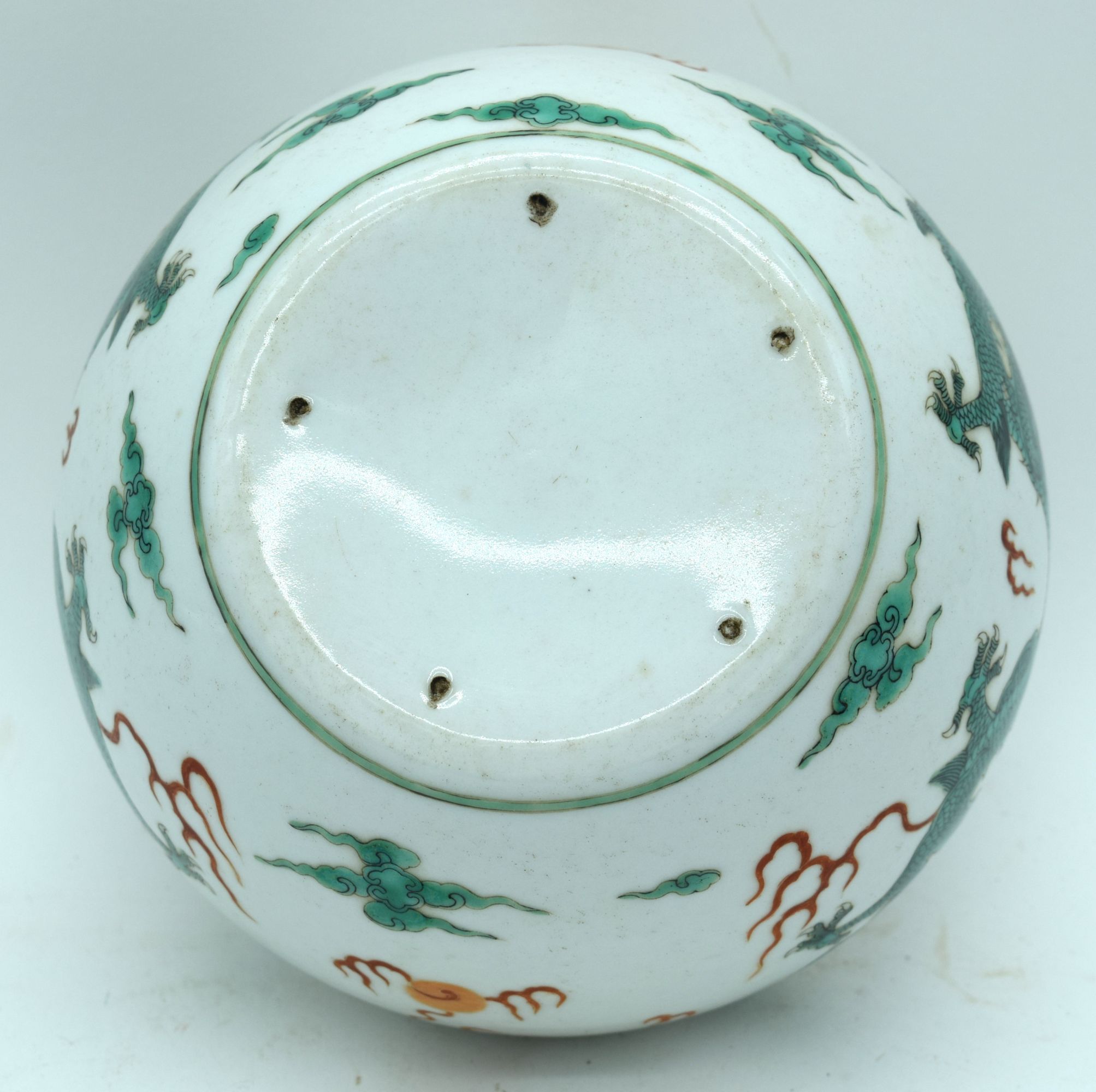 A Chinese porcelain bowl decorated with dragons and clouds. 12 x 17cm - Image 5 of 5