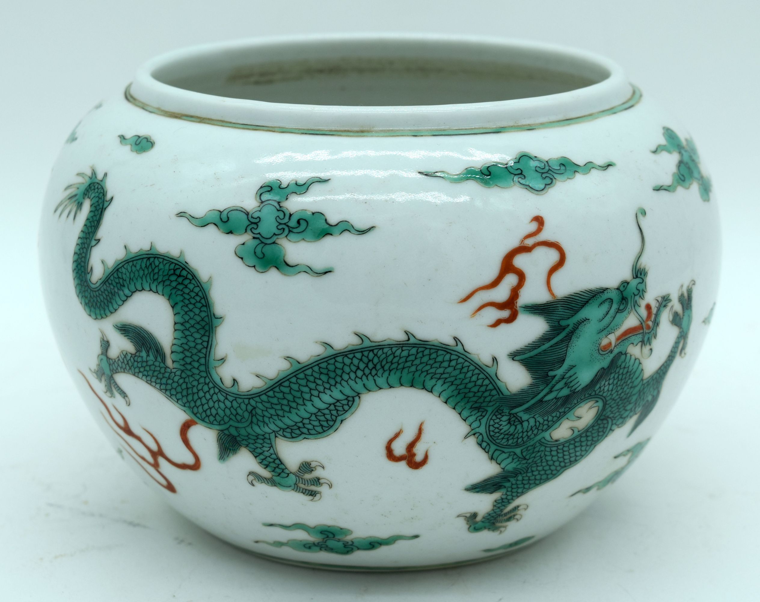 A Chinese porcelain bowl decorated with dragons and clouds. 12 x 17cm - Image 3 of 5