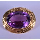 AN AMETHYST AND 14CT GOLD BROOCH. 2.5cm x 2cm, weight 6g