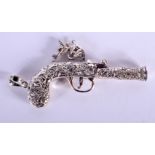 A STERLING SILVER FLINTLOCK PISTOL PENDANT. 6cm x 3.7cm, weight 21g