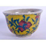 A 20TH CENTURY CHINESE CRACKLE GLAZE TEA BOWL WITH YELLOW GROUND DECORATION. 9cm diameter, 6cm high
