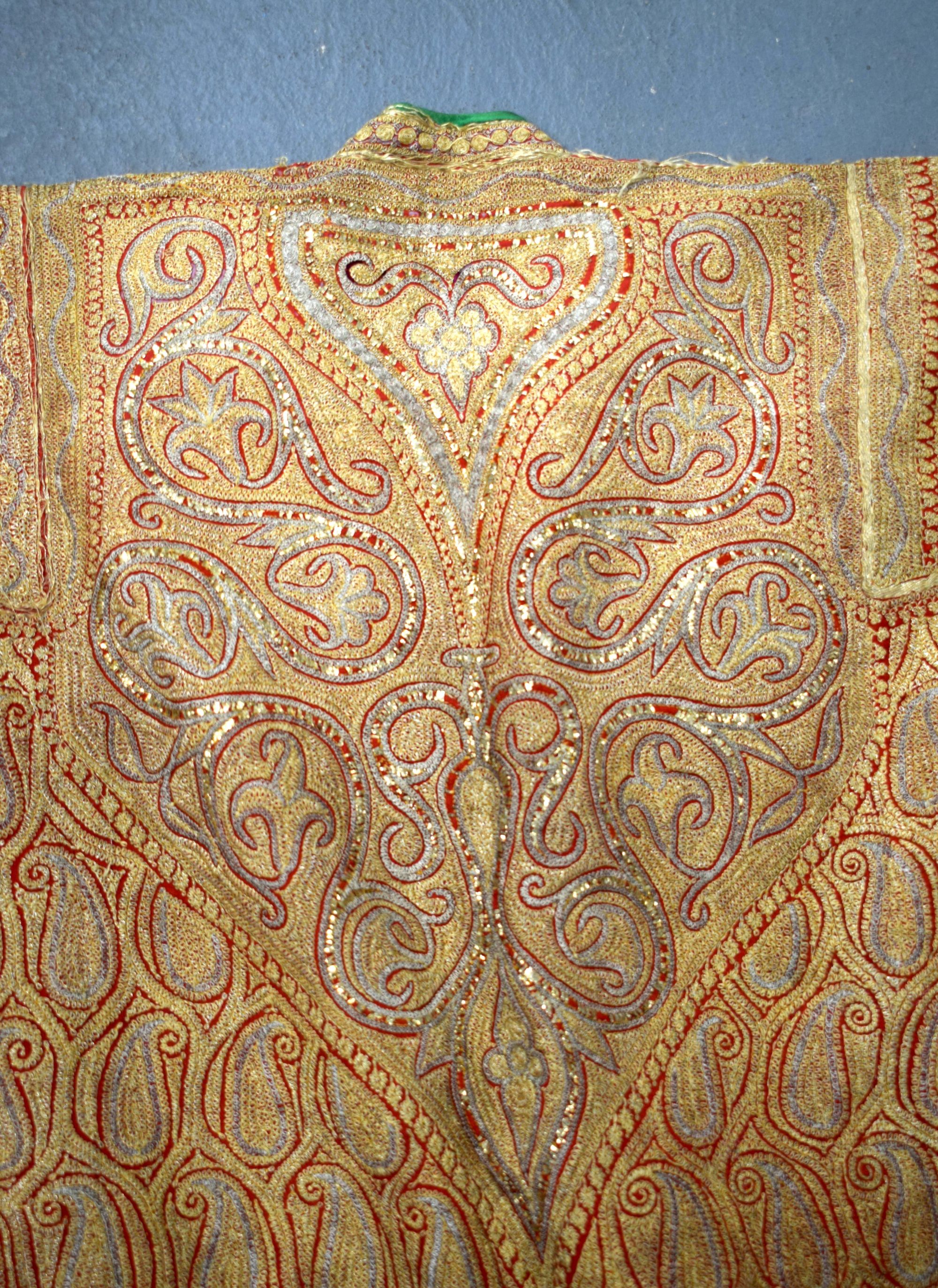 AN EARLY 20TH CENTURY INDIAN EMBROIDERED GOLD SILK JACKET decorated with foliage. 100 cm x 125 cm. - Bild 8 aus 8