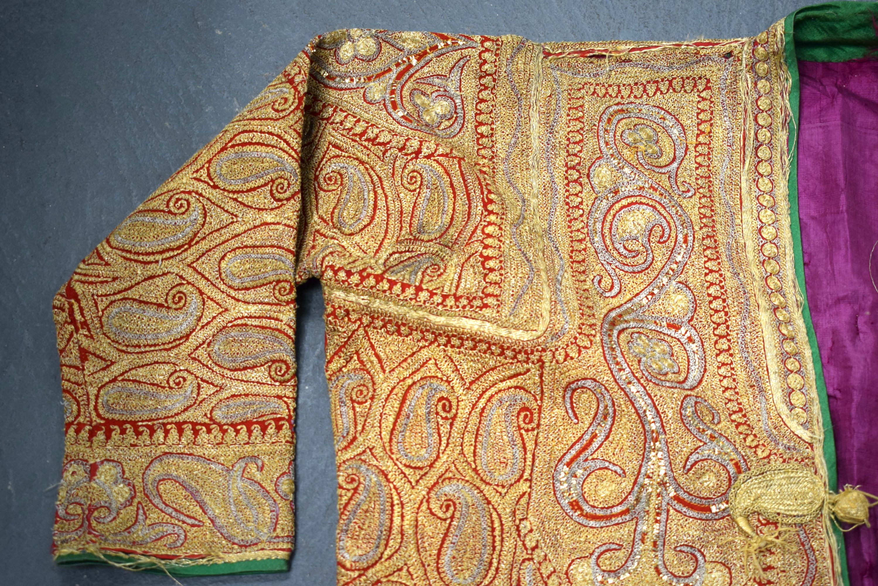 AN EARLY 20TH CENTURY INDIAN EMBROIDERED GOLD SILK JACKET decorated with foliage. 100 cm x 125 cm. - Bild 2 aus 8