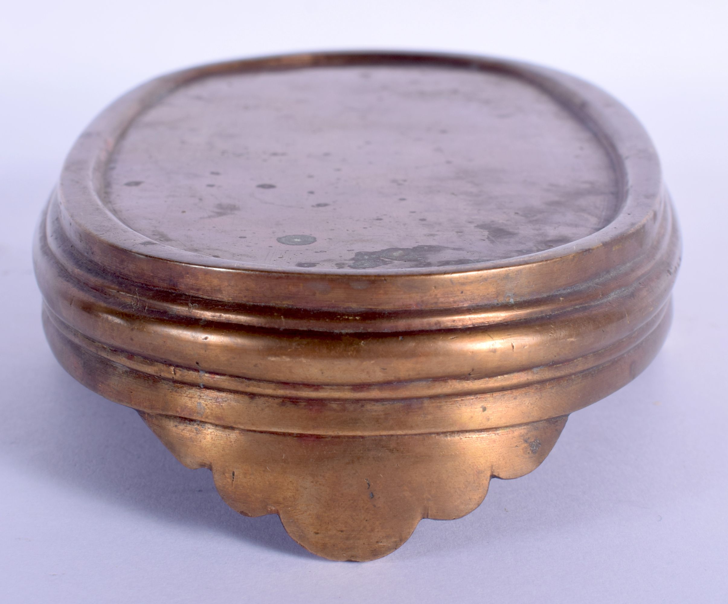 AN 18TH/19TH CENTURY CHINESE POLISHED BRONZE CENSER STAND bearing Xuande marks to base. 689 grams. 1 - Image 2 of 5