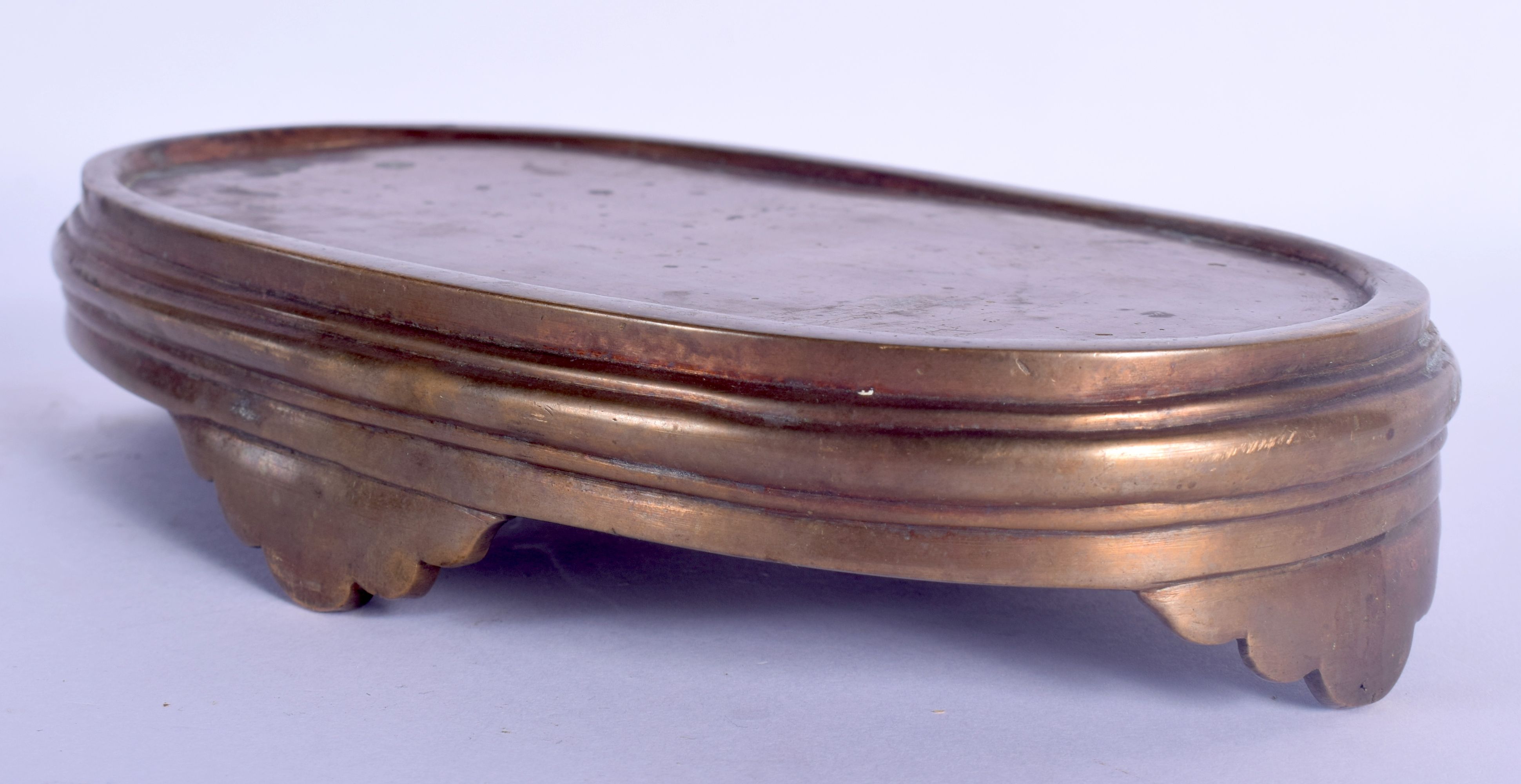AN 18TH/19TH CENTURY CHINESE POLISHED BRONZE CENSER STAND bearing Xuande marks to base. 689 grams. 1 - Image 3 of 5