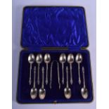 A BOXED SET OF TEN EDWARDIAN SILVER APOSTLE SPOONS together with matching tongs. 158 grams. Sheffiel
