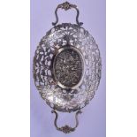 A CONTINENTAL SILVER TWO HANDLED PIERCED DISH. 22cm x 12cm x 3.5cm, weight 128g