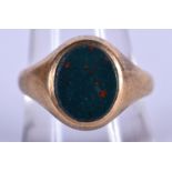 AN ANTIQUE 9CT GOLD SIGNET RING WITH A BLOOD STONE. Size Q, Weight 4.4g, hallmark London