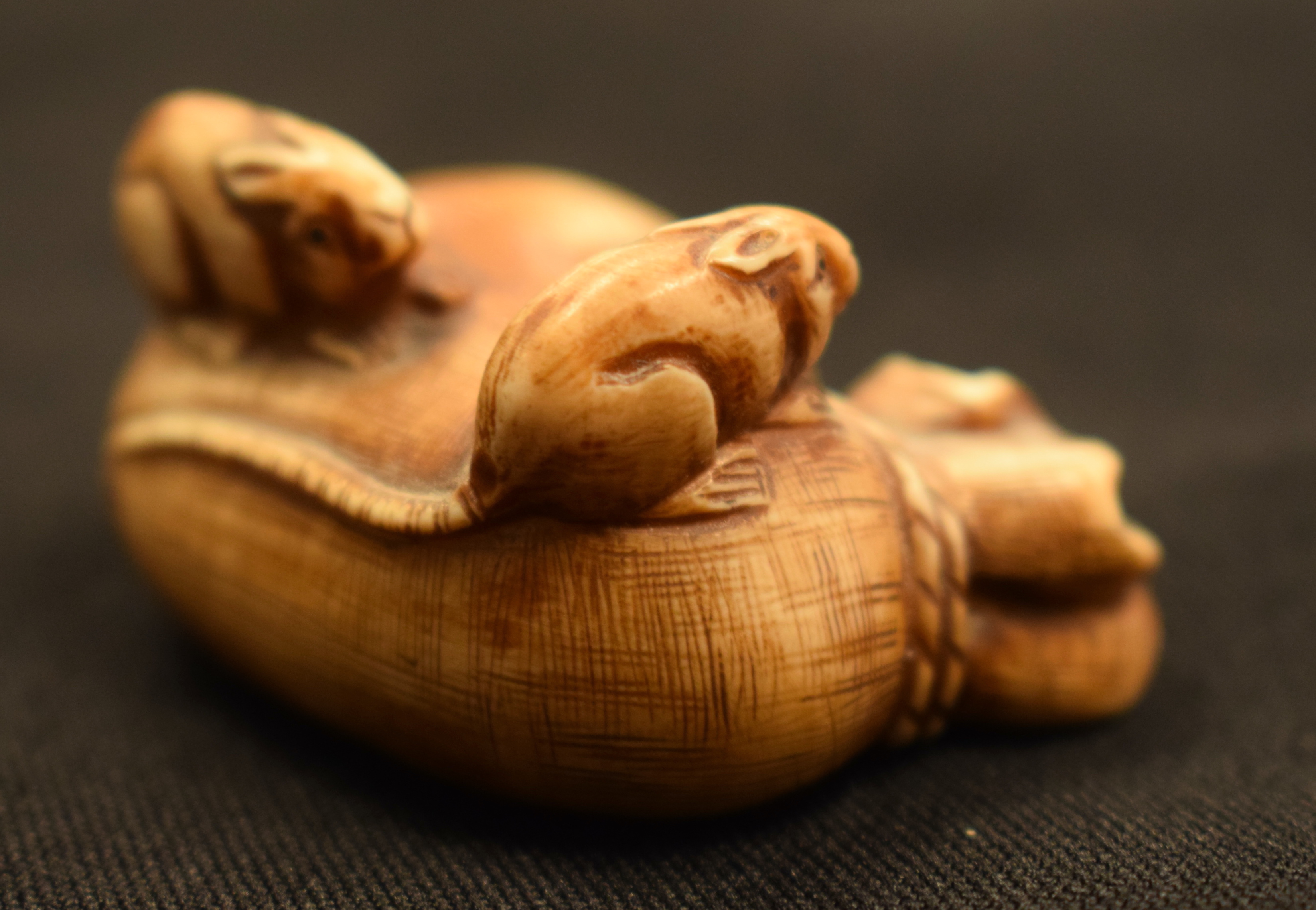 AN 18TH/19TH CENTURY JAPANESE EDO PERIOD CARVED STAG ANTLER MANJU NETSUKE together with a stone nets - Image 17 of 19