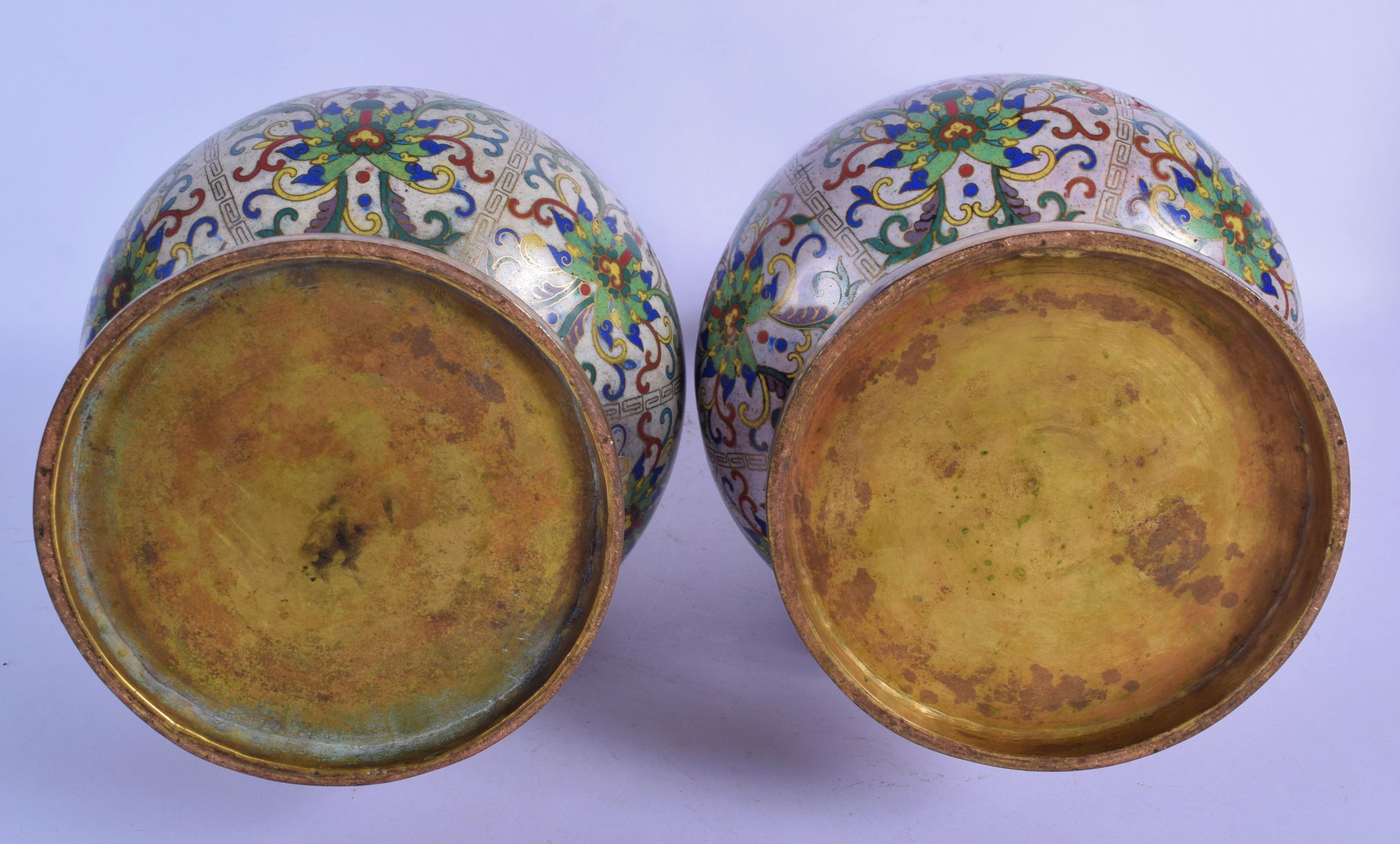 A LARGE PAIR OF EARLY 19TH CENTURY CHINESE CLOISONNE ENAMEL VASES Qing, decorated with foliage and a - Bild 9 aus 9