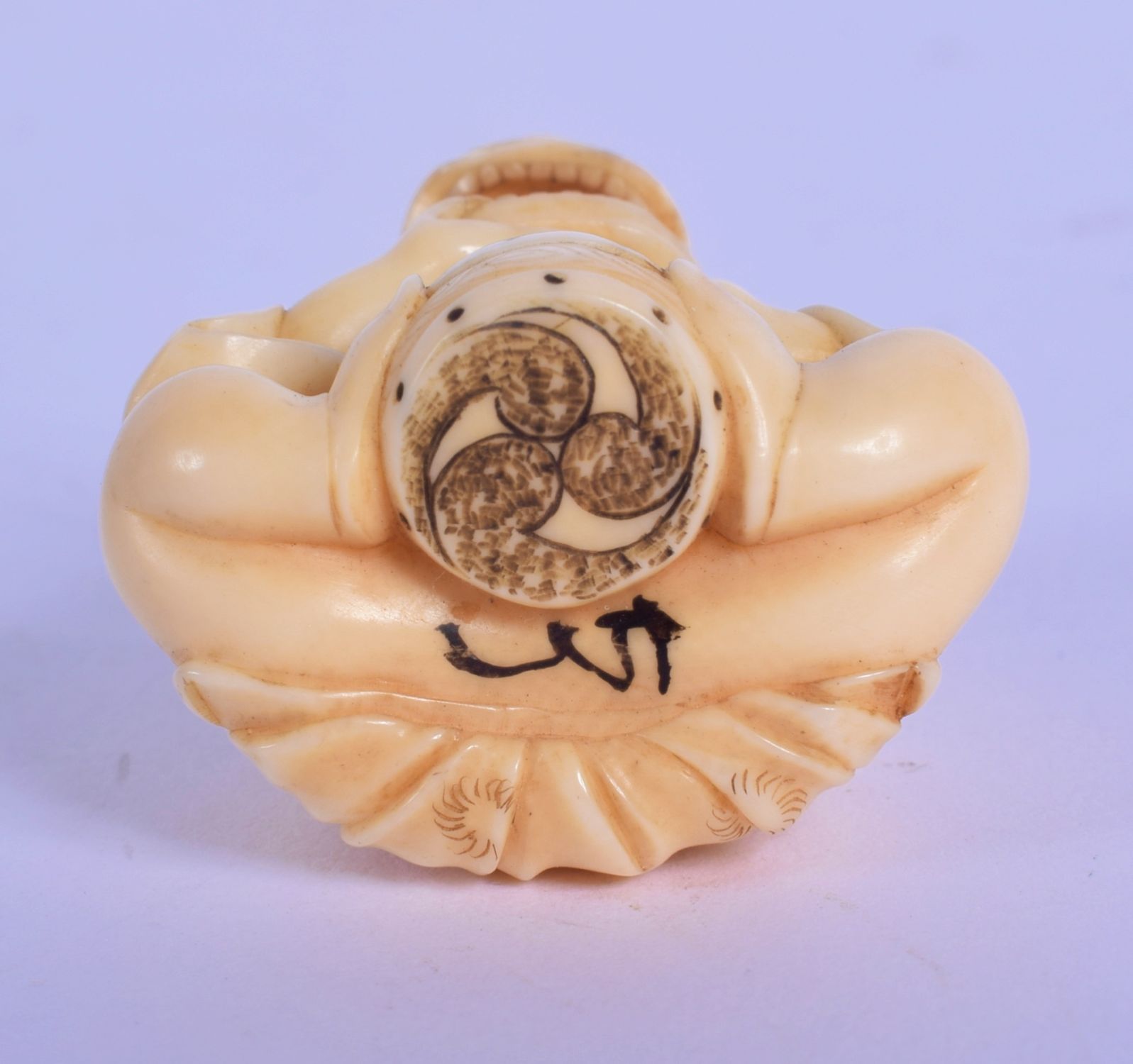 A LOVELY 19TH CENTURY JAPANESE MEIJI PERIOD CARVED IVORY NETSUKE modelled as a seated boy wearing a - Image 4 of 4