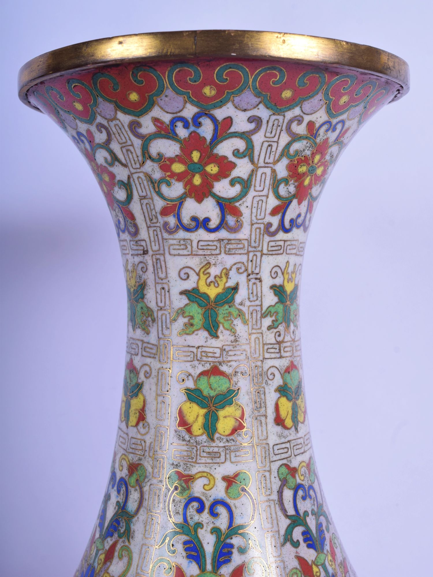 A LARGE PAIR OF EARLY 19TH CENTURY CHINESE CLOISONNE ENAMEL VASES Qing, decorated with foliage and a - Bild 5 aus 9