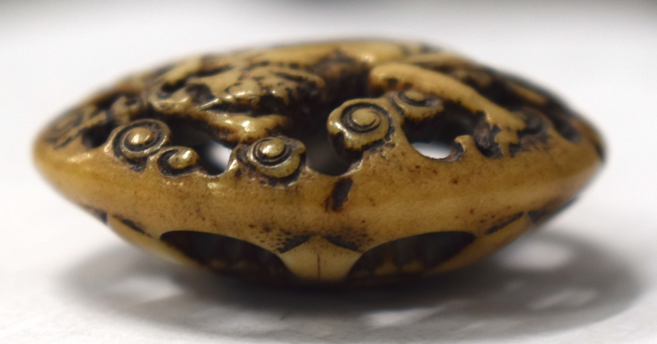 AN 18TH/19TH CENTURY JAPANESE EDO PERIOD CARVED STAG ANTLER MANJU NETSUKE together with a stone nets - Image 6 of 19