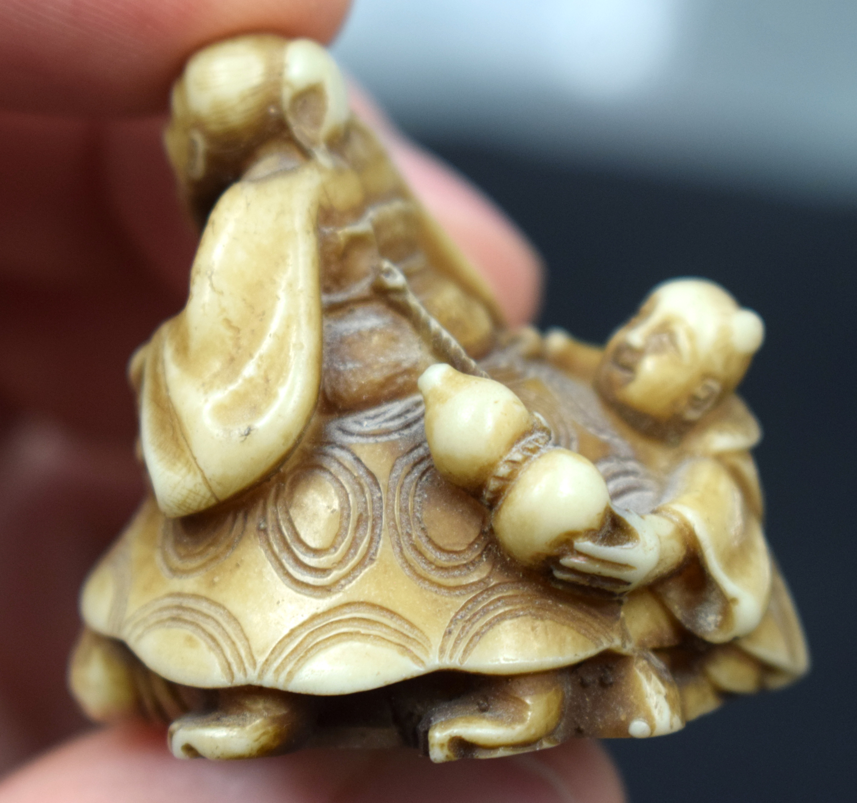 AN 18TH/19TH CENTURY JAPANESE EDO PERIOD CARVED STAG ANTLER MANJU NETSUKE together with a stone nets - Image 11 of 19