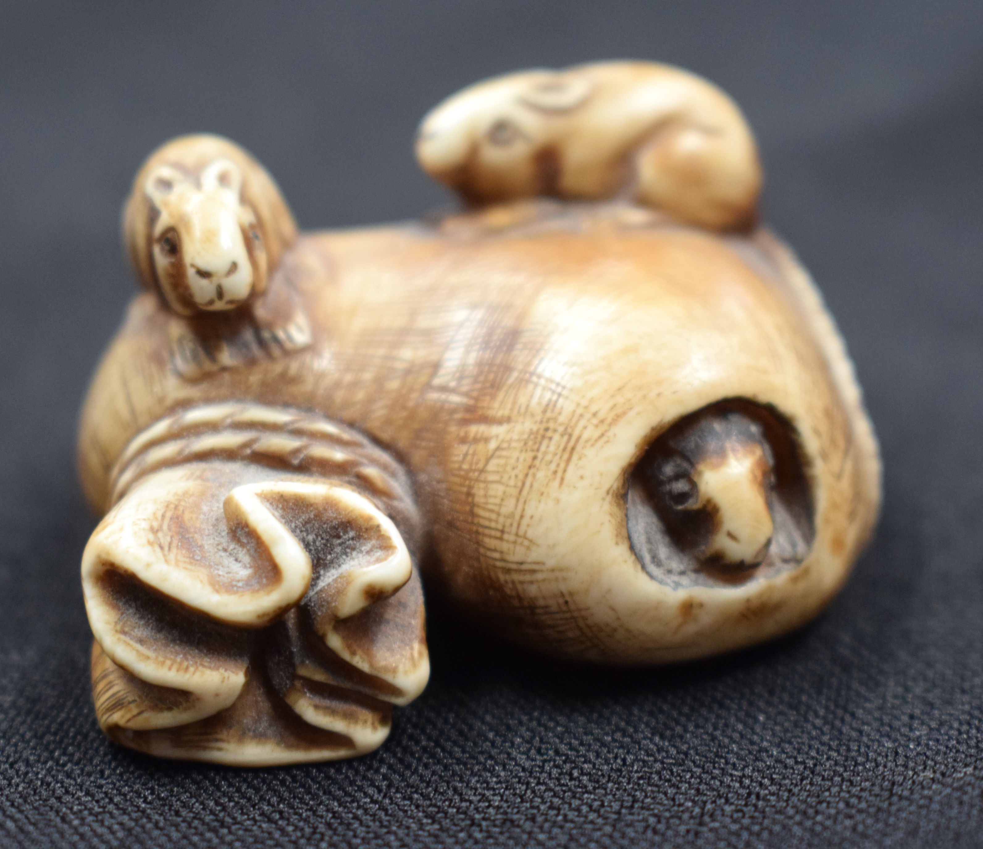 AN 18TH/19TH CENTURY JAPANESE EDO PERIOD CARVED STAG ANTLER MANJU NETSUKE together with a stone nets - Image 15 of 19