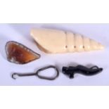 A VERY UNUSUAL NOVELTY BOOT FORM BUTTON HOOK together with a silver and agate mouse etc. 71 grams. L