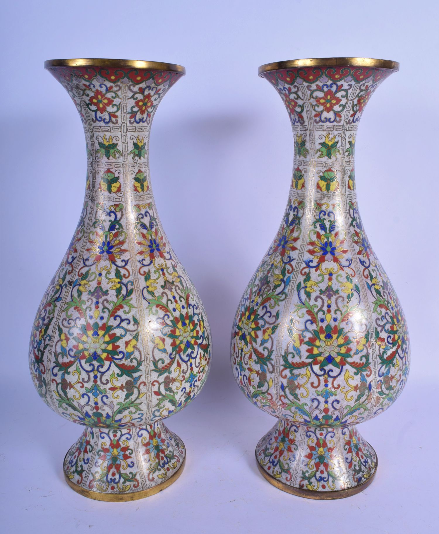 A LARGE PAIR OF EARLY 19TH CENTURY CHINESE CLOISONNE ENAMEL VASES Qing, decorated with foliage and a - Bild 2 aus 9