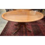 A GEORGE III STYLE MAHOGANY OVAL DINING TABLE. 70 x 152 x 108 cm