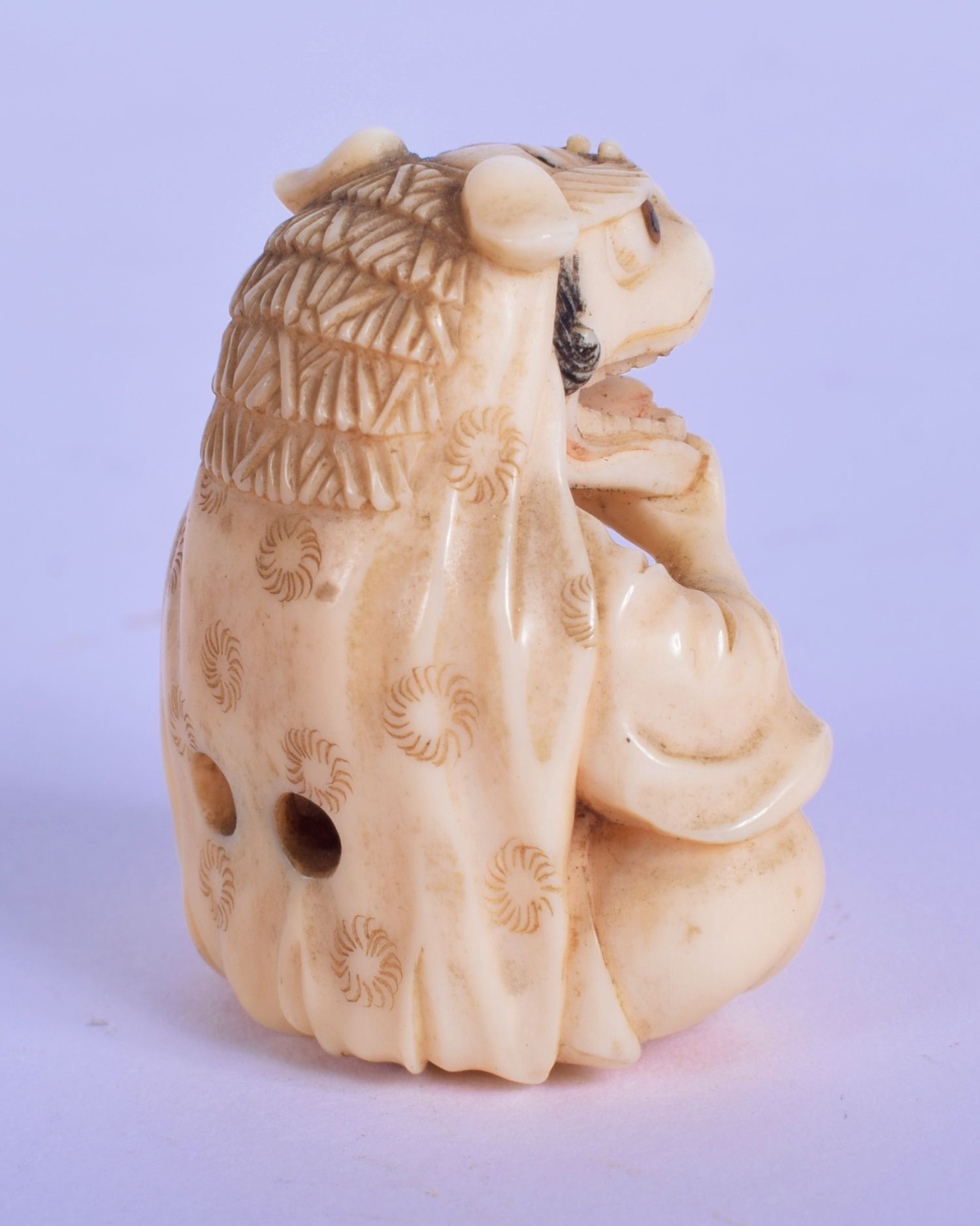 A LOVELY 19TH CENTURY JAPANESE MEIJI PERIOD CARVED IVORY NETSUKE modelled as a seated boy wearing a - Image 3 of 4