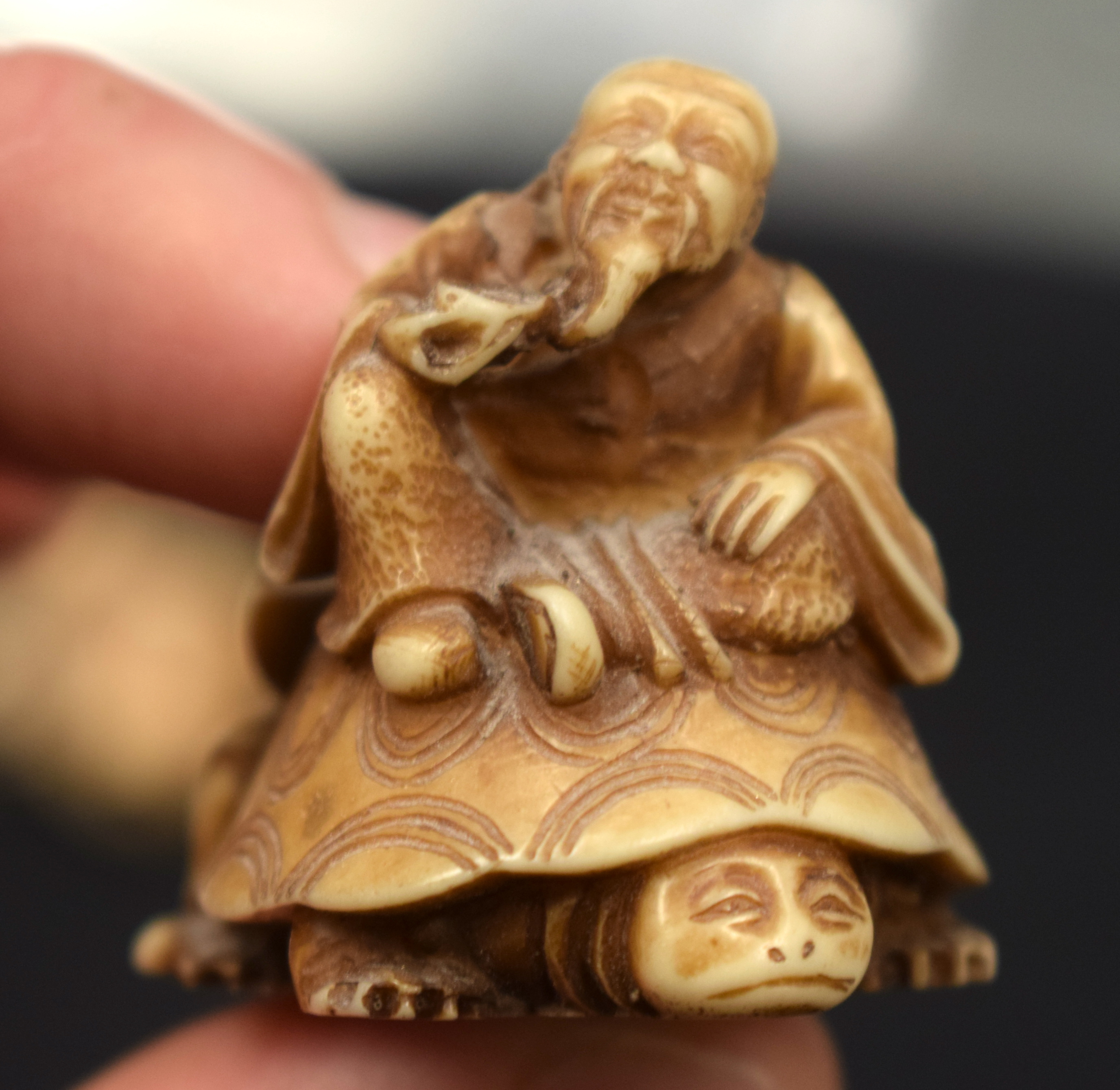 AN 18TH/19TH CENTURY JAPANESE EDO PERIOD CARVED STAG ANTLER MANJU NETSUKE together with a stone nets - Image 10 of 19