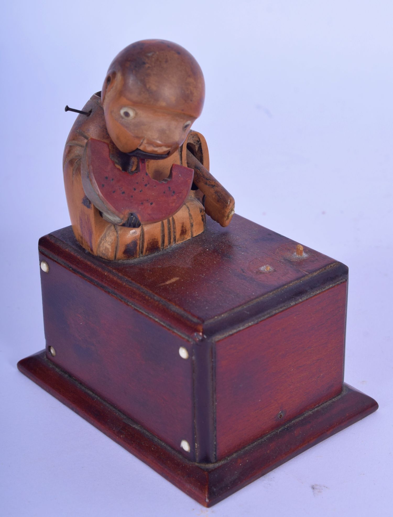 AN UNUSUAL EARLY 20TH CENTURY JAPANESE CARVED KOBE TOY modelled as a male eating melon. 10 cm x 5.5