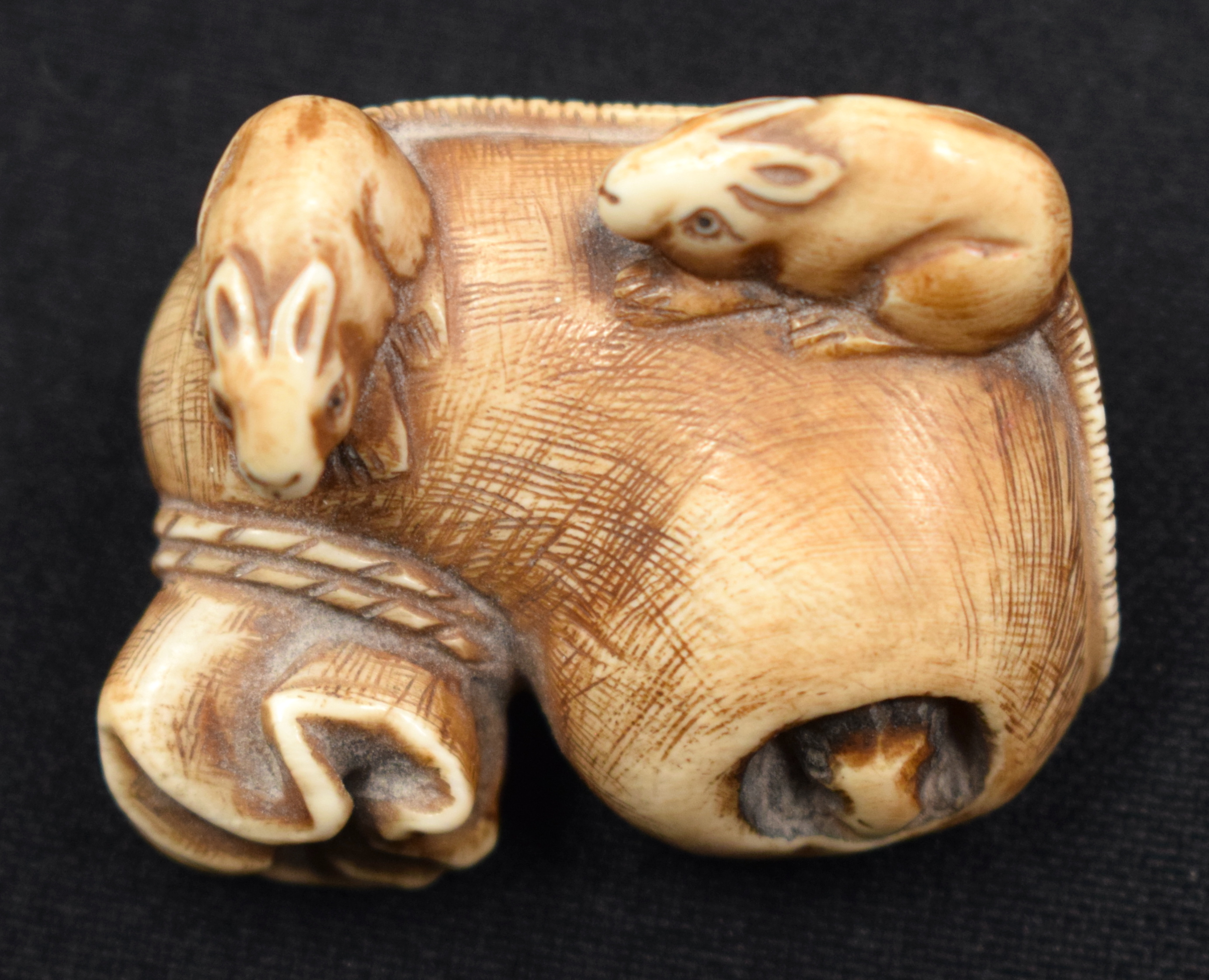 AN 18TH/19TH CENTURY JAPANESE EDO PERIOD CARVED STAG ANTLER MANJU NETSUKE together with a stone nets - Image 18 of 19