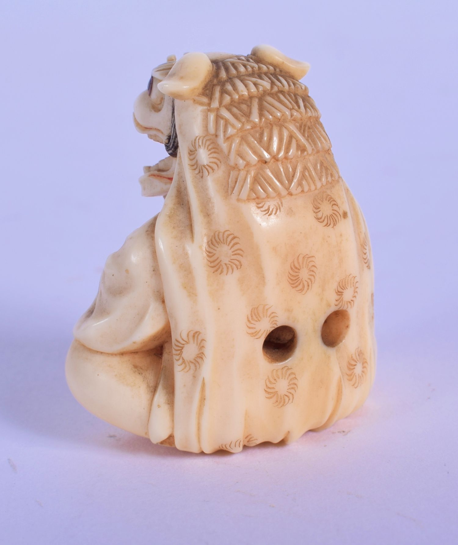 A LOVELY 19TH CENTURY JAPANESE MEIJI PERIOD CARVED IVORY NETSUKE modelled as a seated boy wearing a - Image 2 of 4