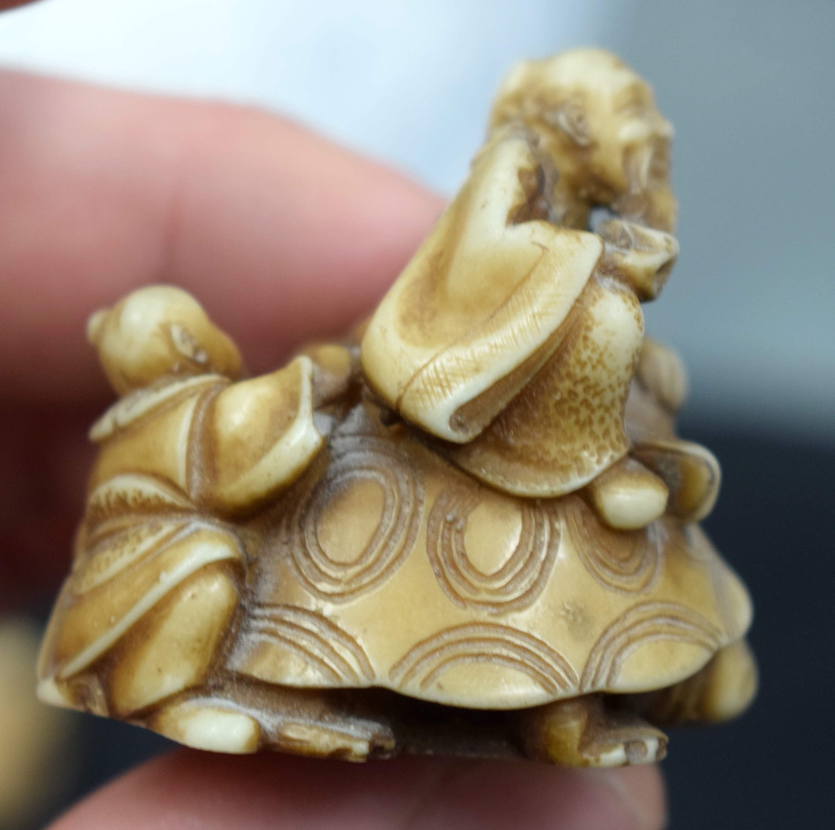 AN 18TH/19TH CENTURY JAPANESE EDO PERIOD CARVED STAG ANTLER MANJU NETSUKE together with a stone nets - Image 13 of 19