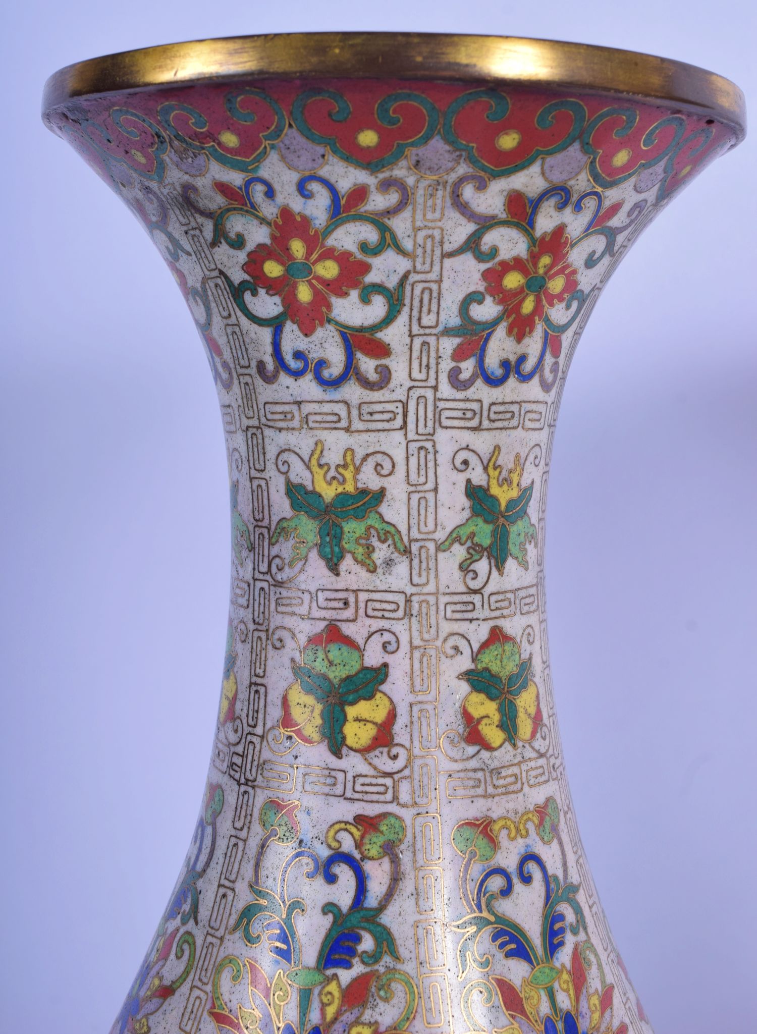A LARGE PAIR OF EARLY 19TH CENTURY CHINESE CLOISONNE ENAMEL VASES Qing, decorated with foliage and a - Bild 6 aus 9