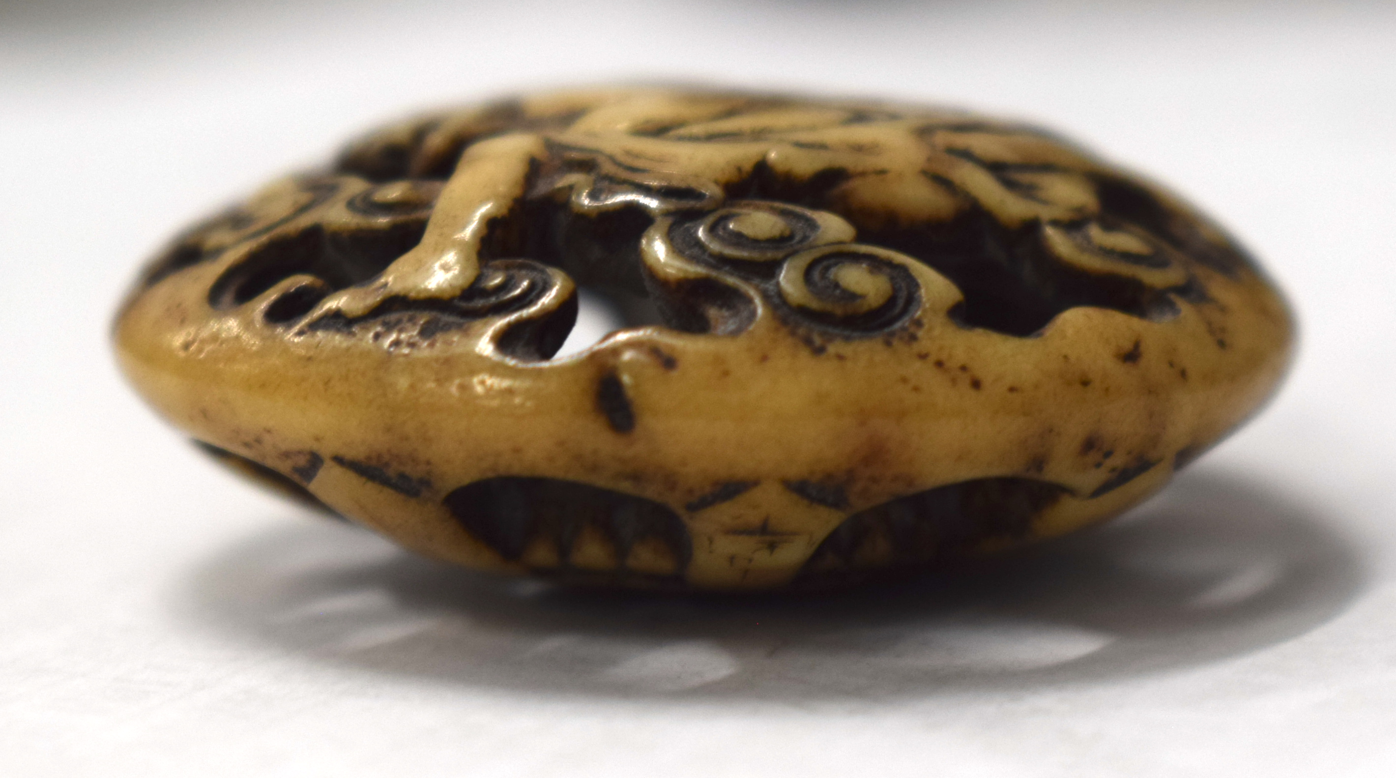 AN 18TH/19TH CENTURY JAPANESE EDO PERIOD CARVED STAG ANTLER MANJU NETSUKE together with a stone nets - Image 7 of 19