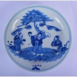 A CHINESE QING DYNASTY BLUE AND WHITE PORCELAIN DISH Transitional style, painted with four figures i