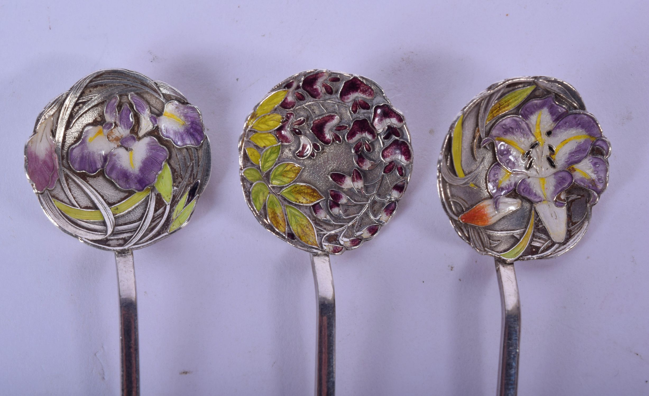 A LOVELY SET OF SIX LATE 19TH CENTURY JAPANESE MEIJI PERIOD SILVER AND ENAMEL SPOONS formed with dra - Image 3 of 5