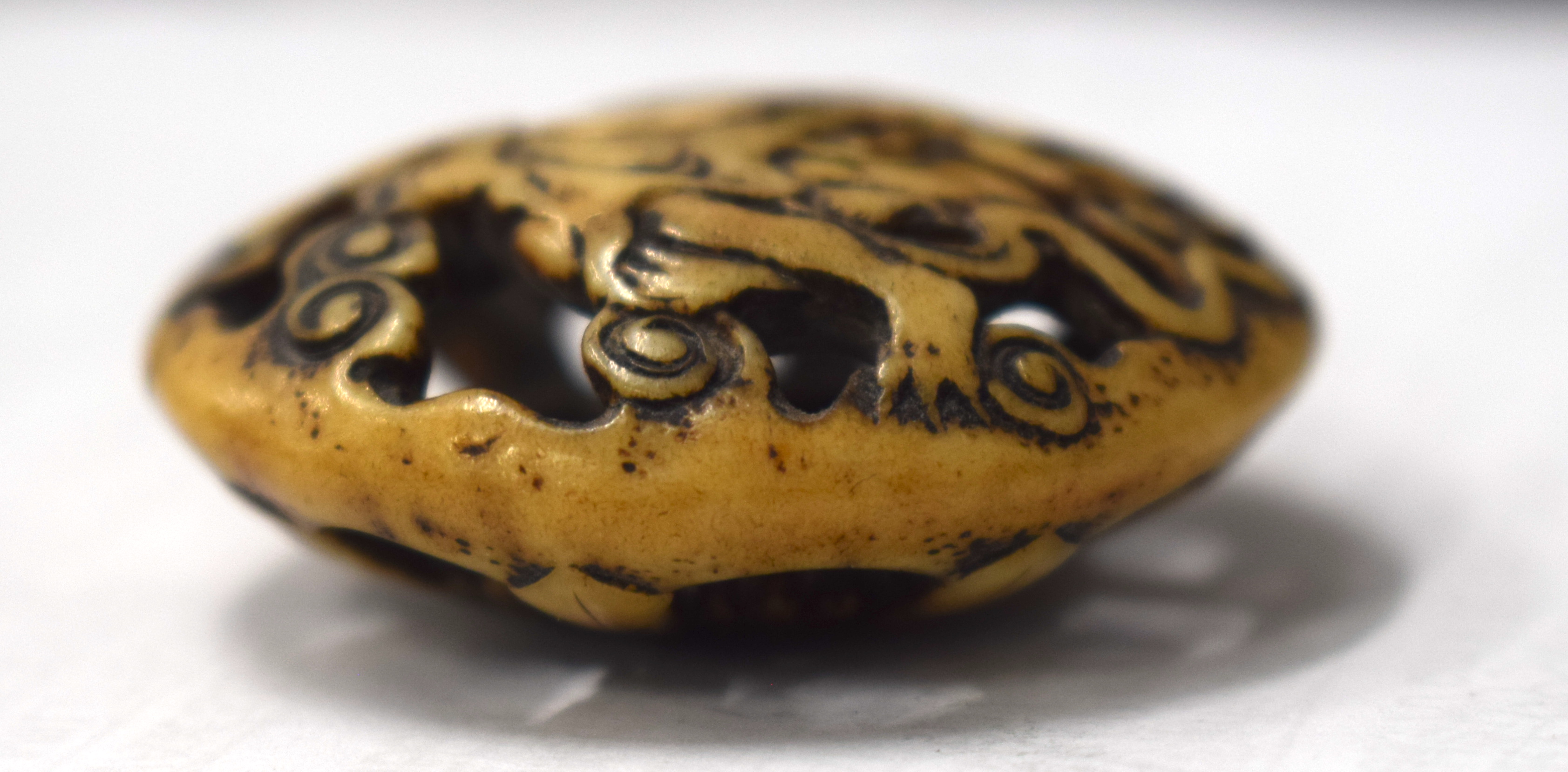 AN 18TH/19TH CENTURY JAPANESE EDO PERIOD CARVED STAG ANTLER MANJU NETSUKE together with a stone nets - Image 4 of 19