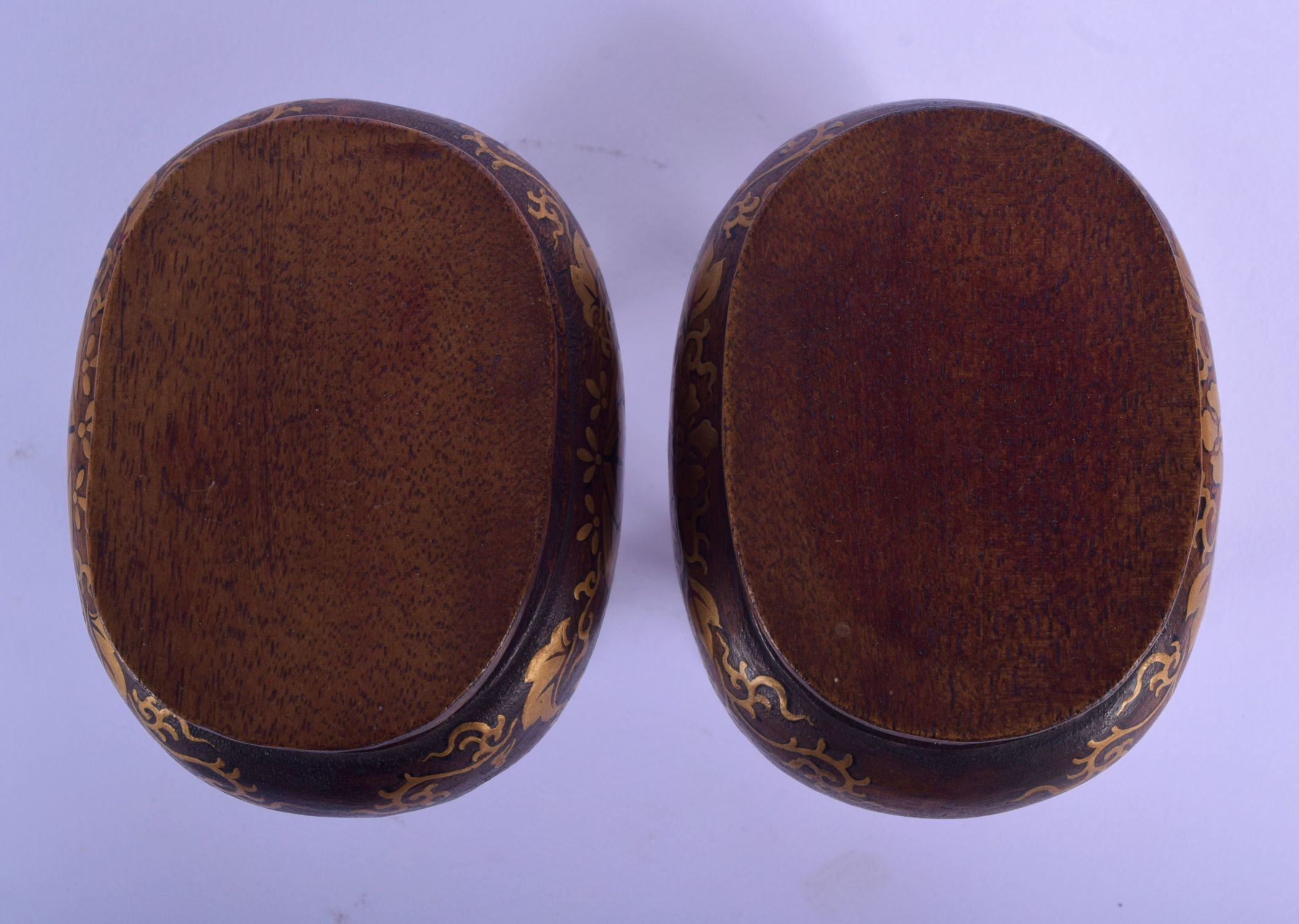 A PAIR OF 19TH CENTURY JAPANESE MEIJI PERIOD GOLD LACQUERED STANDS decorated with foliage. 8 cm x 8 - Image 3 of 4