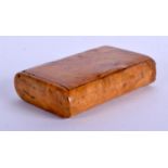 AN EDWARDIAN BURR WALNUT SNUFF BOX. 6 cm x 4 cm.