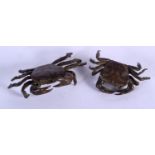 A PAIR OF JAPANESE BRONZE CRAB OKIMONO. 43 grams. 5 cm x 3 cm.